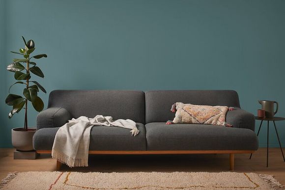 Ein frisch mit Alpina pure farben gestrichenes Wohnzimmer